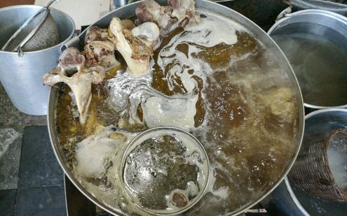 ham xuong bo nau nuoc dung bun bo hue