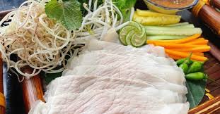 thit heo luoc hai dau mo de cuon banh trang